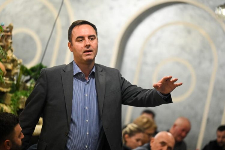 Konjufca takon banorët e Smrekonicës së Vushtrrisë, flasin për të arriturat e qeverisë