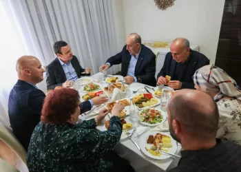 Kurti viziton familjen e dëshmorit Lutfi Bilalli në Reçak