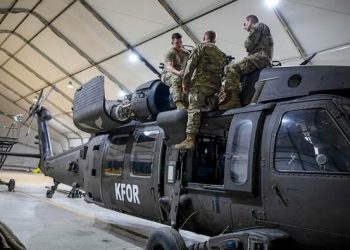 KFOR-i njofton se ushtarët e aviacionit amerikan po mirëmbajnë helikopterët UH-60 Black Hawk