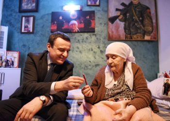 Kurti vizitoi familjen e komandantit Ahmet Kaçiku në 26-vjetorin e vr*asjes në Reçak