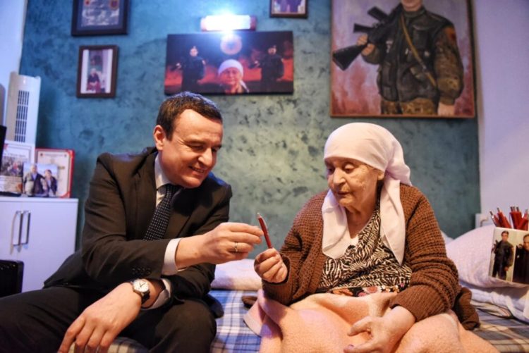 Kurti vizitoi familjen e komandantit Ahmet Kaçiku në 26-vjetorin e vr*asjes në Reçak
