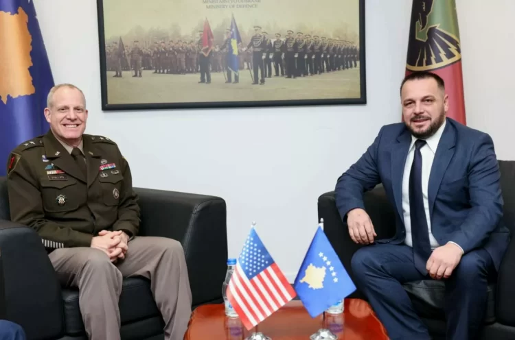 Ministri Maqedonci pret në takim Gjeneral Major John Phillips, e falenderon për mbështetjen në zhvillimin e kapaciteteve të FSK-së