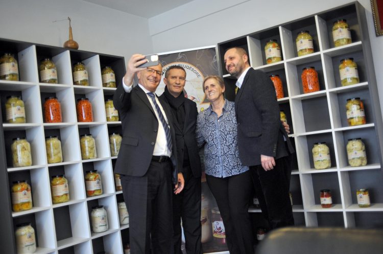 Hamza viziton gratë e Krushës, premton zgjerim të subvencioneve dhe granteve për prodhimtarinë bujqësore