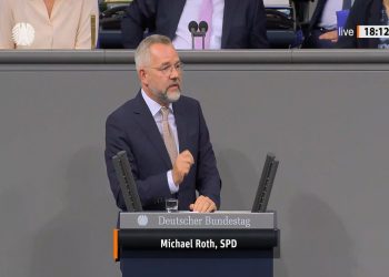 Roth për protestat në Serbi: Të qëndrojmë për liri dhe demokraci