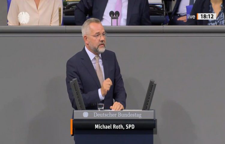 Roth për protestat në Serbi: Të qëndrojmë për liri dhe demokraci