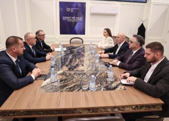 Haradinaj premton dyfishim të pagave dhe pensione baraz me pagën minimale