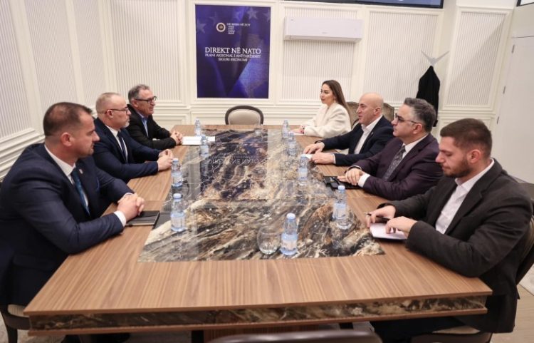 Haradinaj premton dyfishim të pagave dhe pensione baraz me pagën minimale