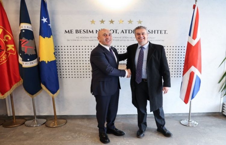 Ambasadori britanik takohet me Haradinajn