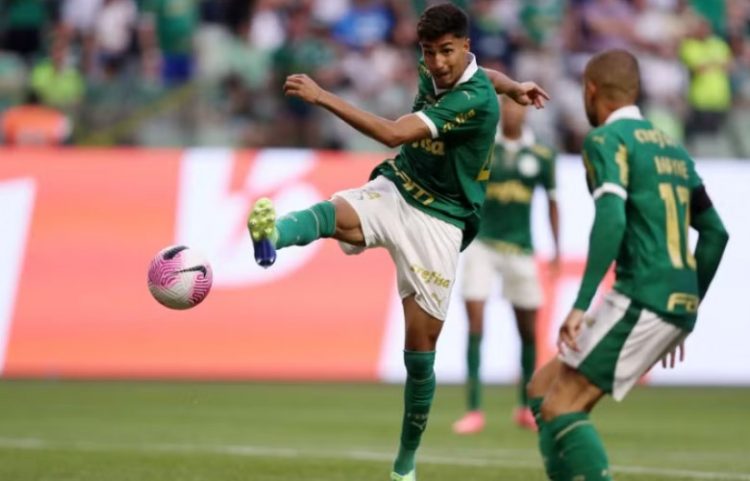 Manchester City transferon Vitor Reis nga Palmeiras