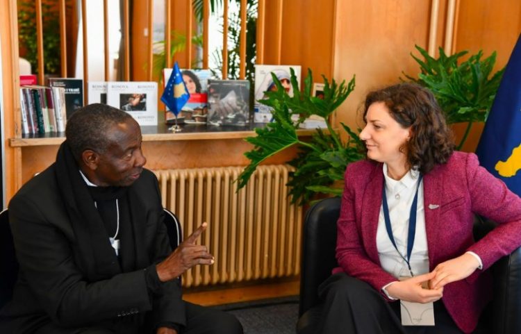 Rizvanolli ia prezanton ministrit të Ugandës trashëgiminë e Kosovës