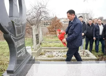 U shënua 35-vjetori i rënies së dëshmorëve Hisni Mazreku dhe Ali Kryeziu