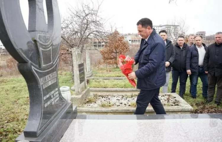 U shënua 35-vjetori i rënies së dëshmorëve Hisni Mazreku dhe Ali Kryeziu