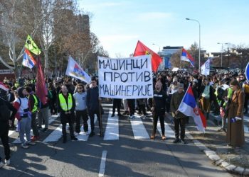 Studentët e Beogradit në një marshim proteste deri në Novi Sad