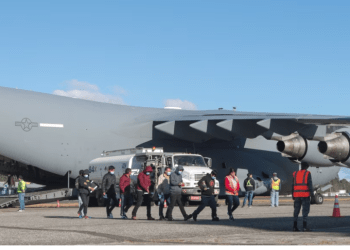 Grupet e para të emigrantëve dëbohen nga Shtetet e Bashkuara me aeroplanë ushtarakë