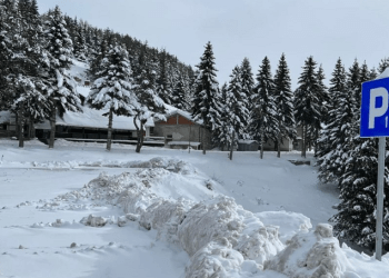Pesë fëmijë dhe një i rritur shpëtohen pasi u bllokuan nga bora në Maqedoninë e Veriut