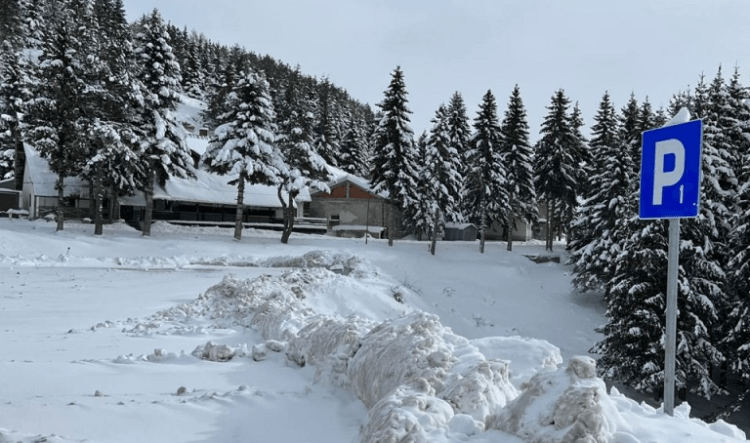 Pesë fëmijë dhe një i rritur shpëtohen pasi u bllokuan nga bora në Maqedoninë e Veriut