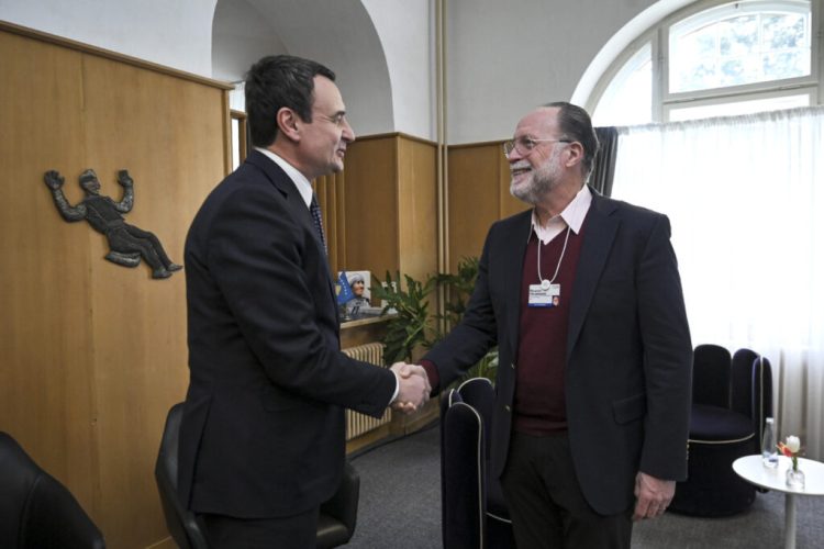 Kurti bashkëbisedoi me ekonomistin nga Universiteti i Harvardit, Ricardo Hausmann, në Shtëpinë e Kosovës në Davos