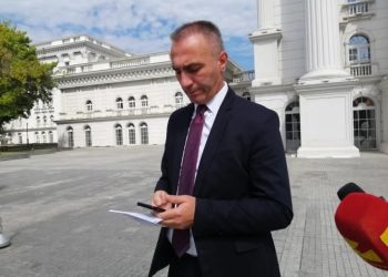 Fakulteti Juridik në Tetovë ia dorëzoi Artan Grubit vendimin për largimin nga puna