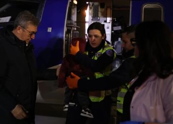 Familja nga Gaza strehohet në Shqipëri, fëmija trajtohet në spital