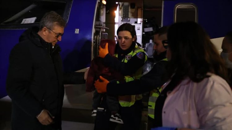 Familja nga Gaza strehohet në Shqipëri, fëmija trajtohet në spital