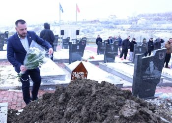 Maqedonci nga varrimi Xheladin Kabashit: Betohemi që kr*iminelët serbë kurrë nuk do t’i falim dhe drejtësinë do ta kërkojmë gjithmonë