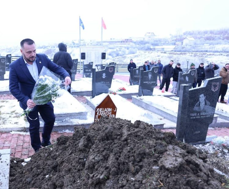 Maqedonci nga varrimi Xheladin Kabashit: Betohemi që kr*iminelët serbë kurrë nuk do t’i falim dhe drejtësinë do ta kërkojmë gjithmonë