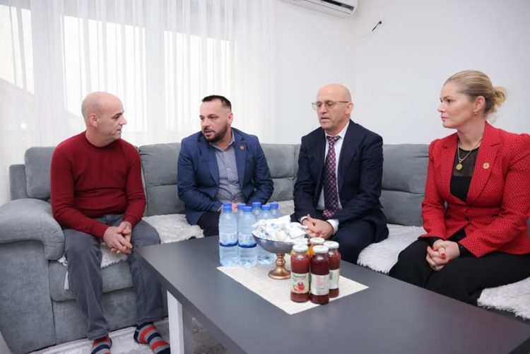 Kandidati për deputet, Ejup Maqedonci viziton familjen e dëshmorit Valon Mala