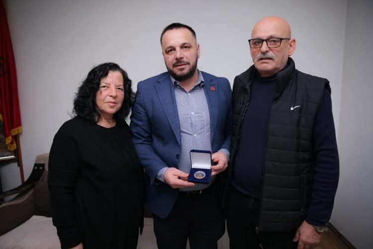 Kandidati për deputet, Ejup Maqedonci viziton familjen e dëshmorit Albesian Mataj