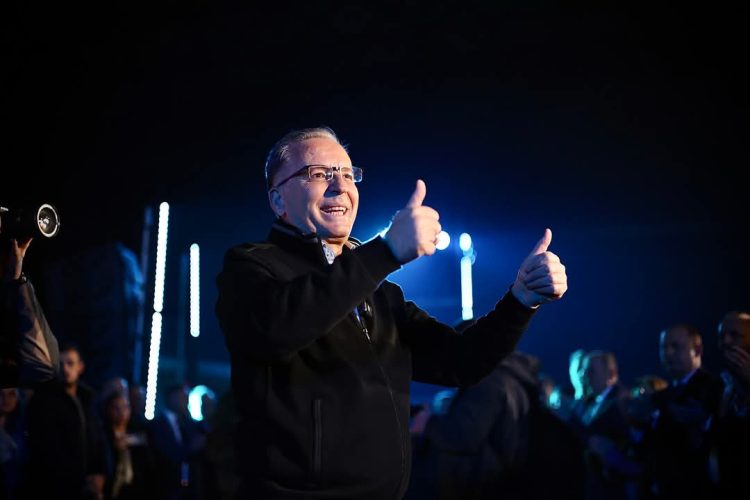Ambasadori Walker shoqëron Hamzën në tubimin në Shtime