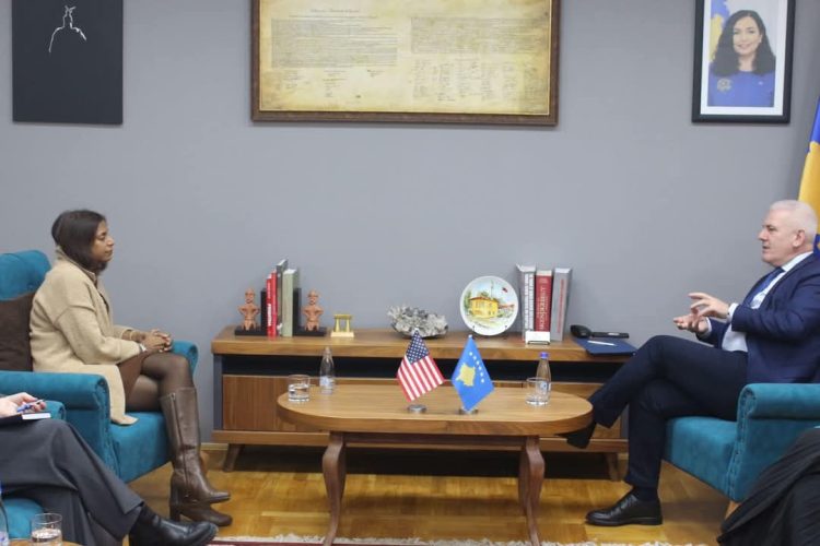 Sveçla pret në takim zyrtaren e Ambasadës amerikane, diskutuan për situatën e sigurisë