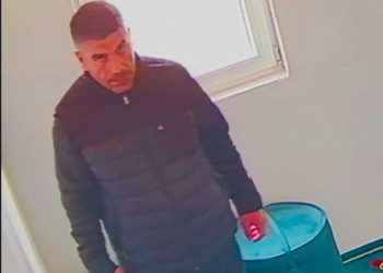 Policia në kërkim të një personi në Gjakovë, dyshohet se kreu vjedhje në një xhami