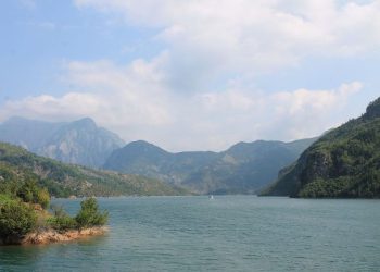 Gjendet një trup i pajetë në liqenin e Komanit