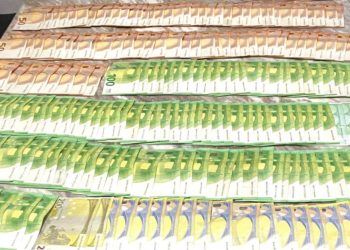 Bastisje në Ferizaj: Konfiskohen rreth 20 mijë euro, armë e substanca narkotike