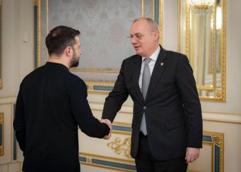 Hasani shkon në Ukrainë, takohet me Zelenskyn