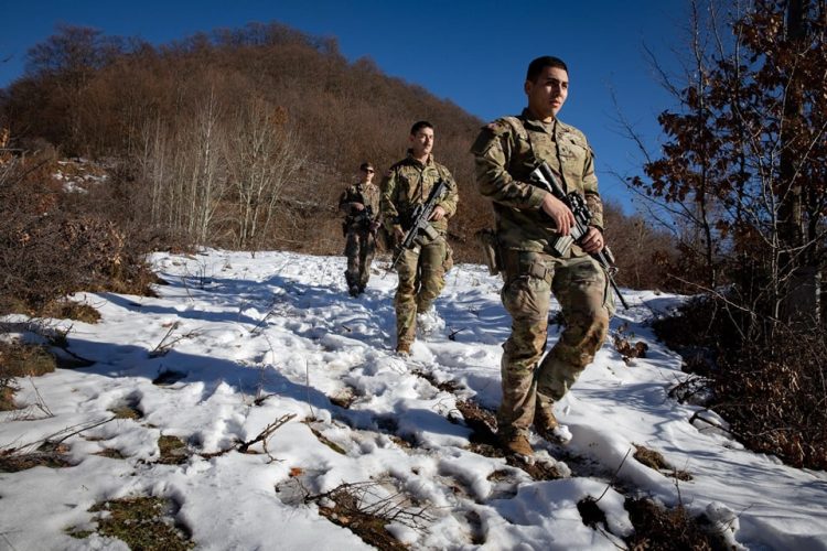 Ushtarët amerikanë kryejnë patrullime në veri për sigurinë e infrastrukturës kritike