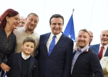 Kurti priti grupin e parë të qytetarëve nga Bosnje Hercegovina që udhëtuan me letërnjoftime në Kosovë