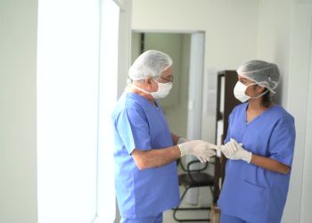 Shumë shtete rikthejnë rregullat e vendosjes së maskave në fytyrë pasi mjekët paralajmërojnë për rritje të viruseve të dimrit