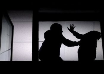 Një burrë rrah gruan e tij, e për ta mbrojtur nënën, atë e rrah djali