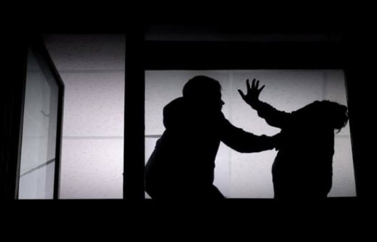 Një burrë rrah gruan e tij, e për ta mbrojtur nënën, atë e rrah djali