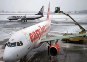 Borë e madhe në Britani, disa aeroporte mbyllin pistat