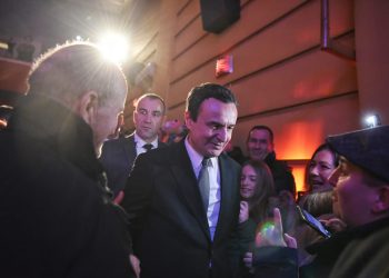 Kryeministri Kurti dhe ministrja Gërvalla takojnë qytetarët e Pejës