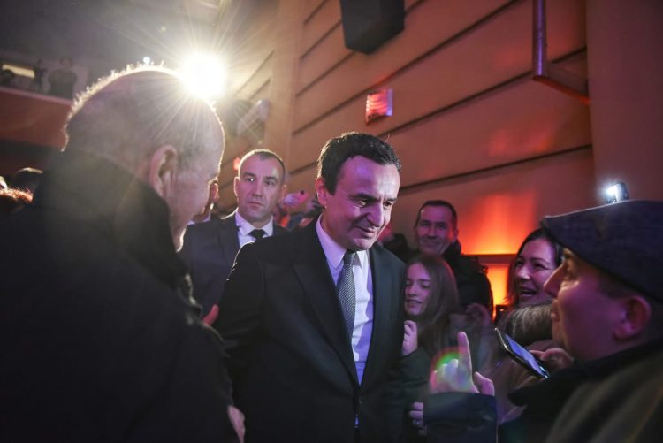 Kryeministri Kurti dhe ministrja Gërvalla takojnë qytetarët e Pejës