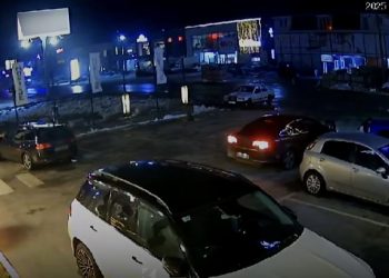 Momenti kur hajnat ia hapin veturën një qytetari në magjistralen Prishtinë – Ferizaj (VIDEO)
