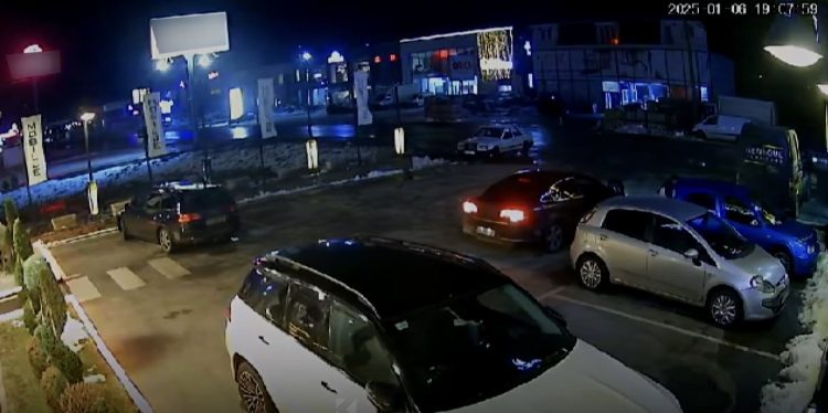 Momenti kur hajnat ia hapin veturën një qytetari në magjistralen Prishtinë – Ferizaj (VIDEO)