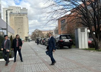 Zyrtari i lartë amerikan takohet edhe me Kurtin