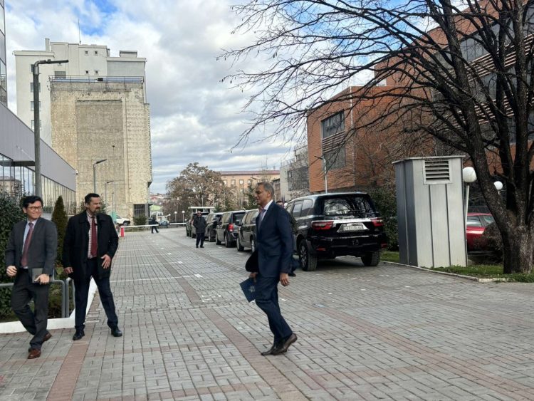 Zyrtari i lartë amerikan takohet edhe me Kurtin