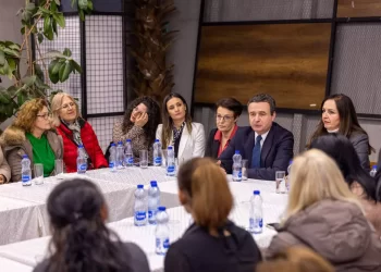 Kryeministri Kurti për mbështetjen ndaj grave: Vend të punës gjetën mbi 12 mijë, ndërkaq mbi 100 mijë gra hapën për herë të parë llogaritë e tyre bankare