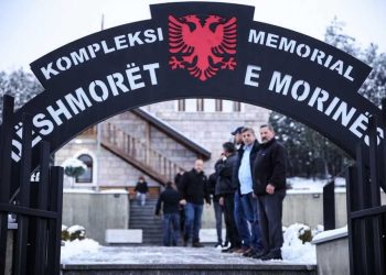 Ministri Maqedonci viziton familjarët e dëshmorëve në Morinë të Gjakovës: Me përulësi do t’i nderojmë gjithmonë