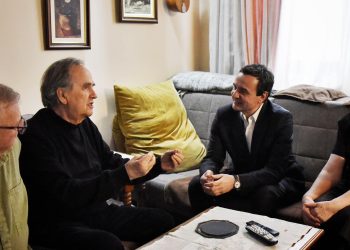 Kryeministri e viziton në shtëpi ish të burgosurin politik, Mentor Kaçin