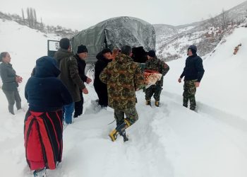 Reshjet e borës, forcat e armatosura transportojnë fëmijën e sëmurë në Bulqizë